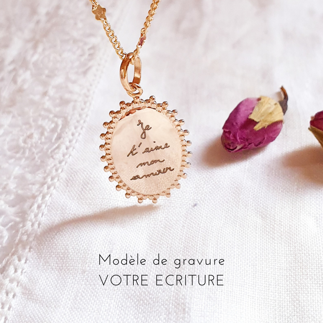 bijou-avec-ecriture-mots-ecrits-grave