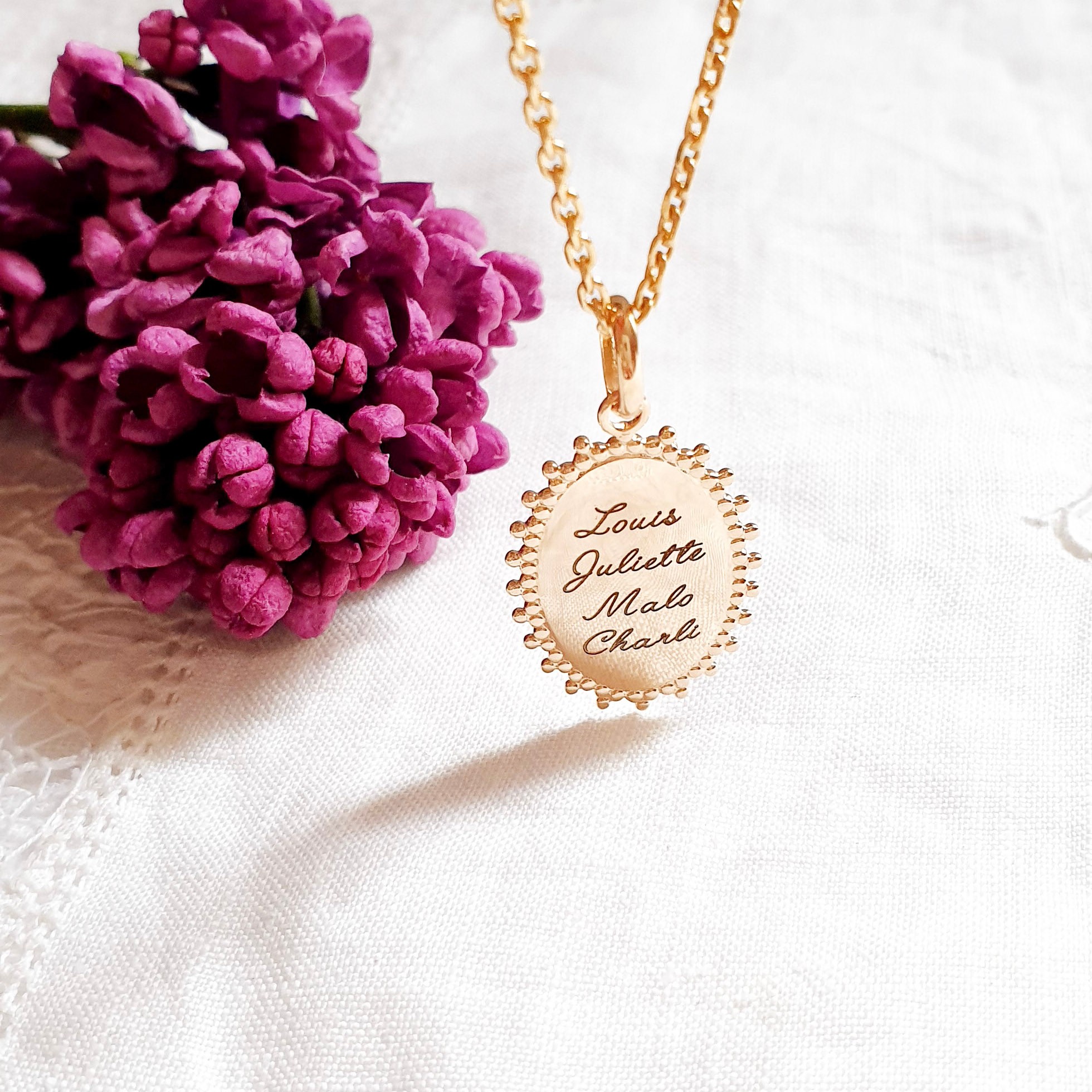 bijou-femme-personnalise-medaille-ovale-prenoms