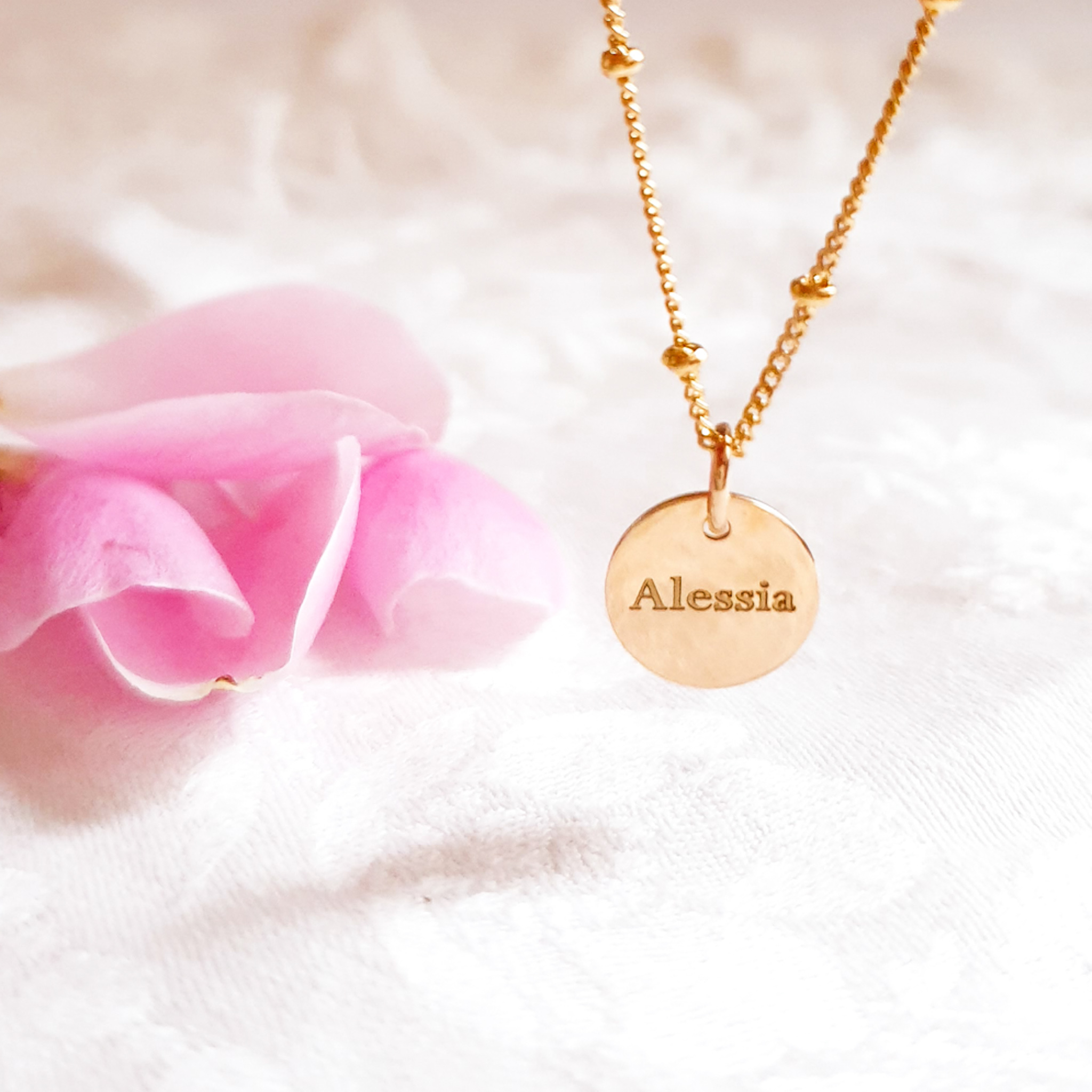 petit-pendentif-personnalise-prenom-fille