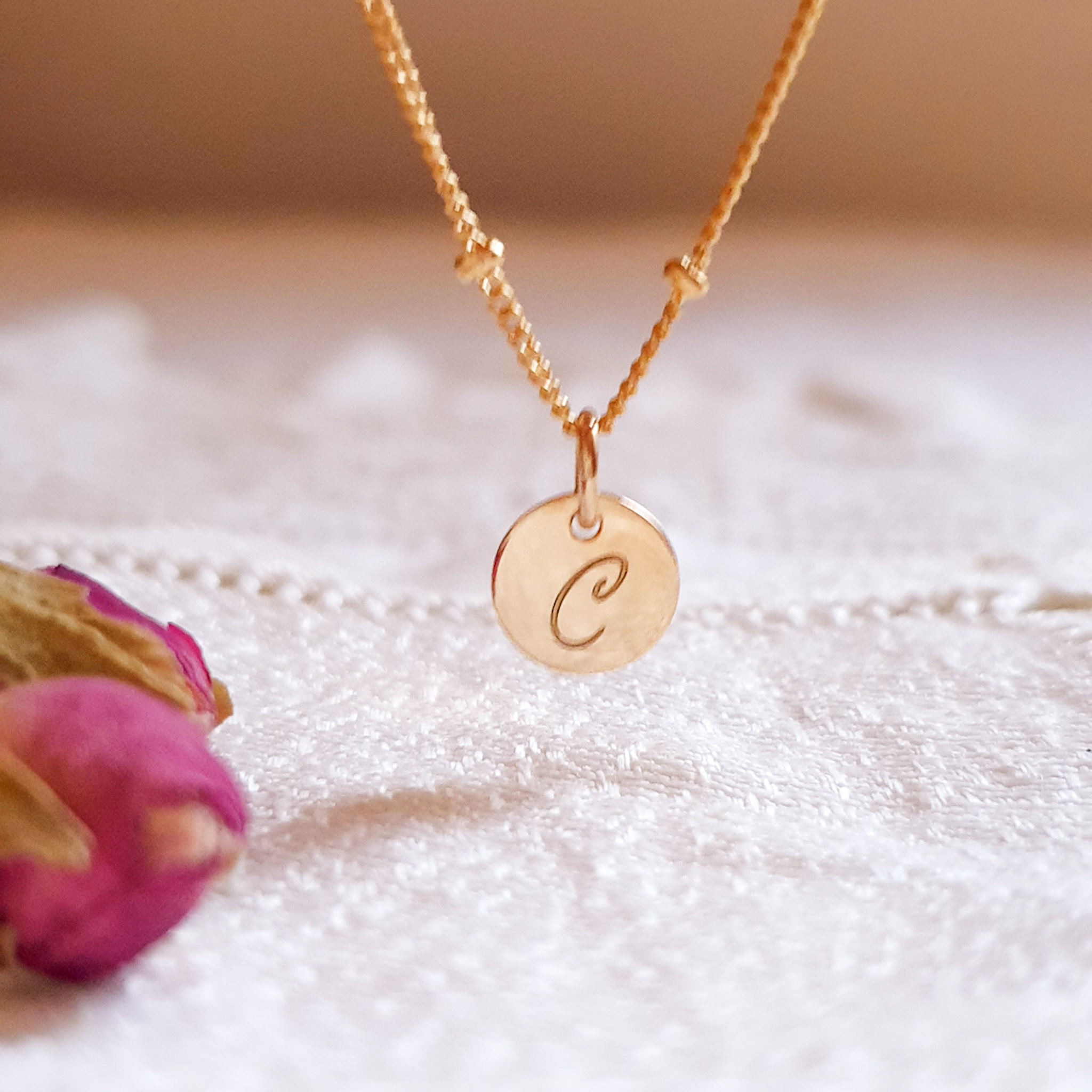 petite-medaille-initiale-plaque-or