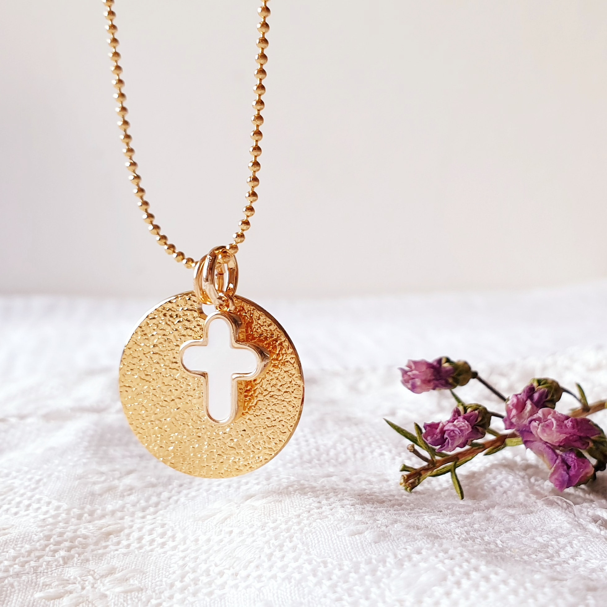pendentifs-femme-croix-nacre