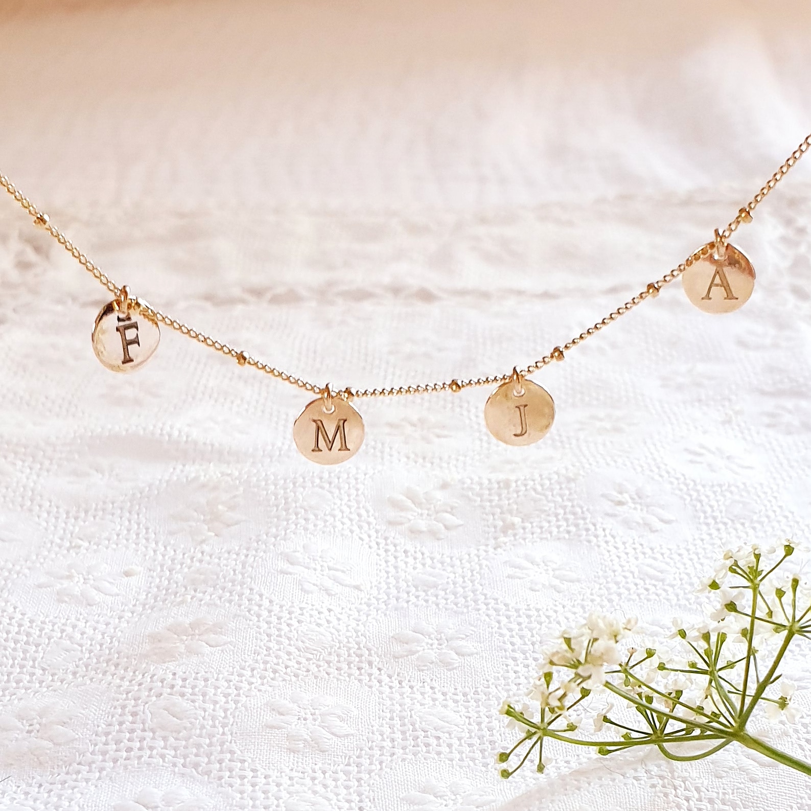 collier-personnalise-medailles-initiale-maman-mamie