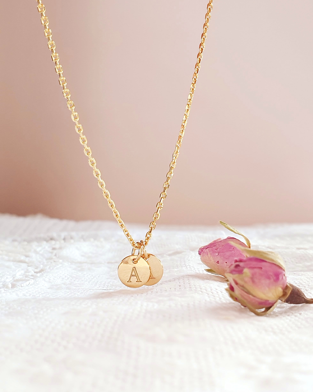 collier-femme-personnalise-medaille-initiale