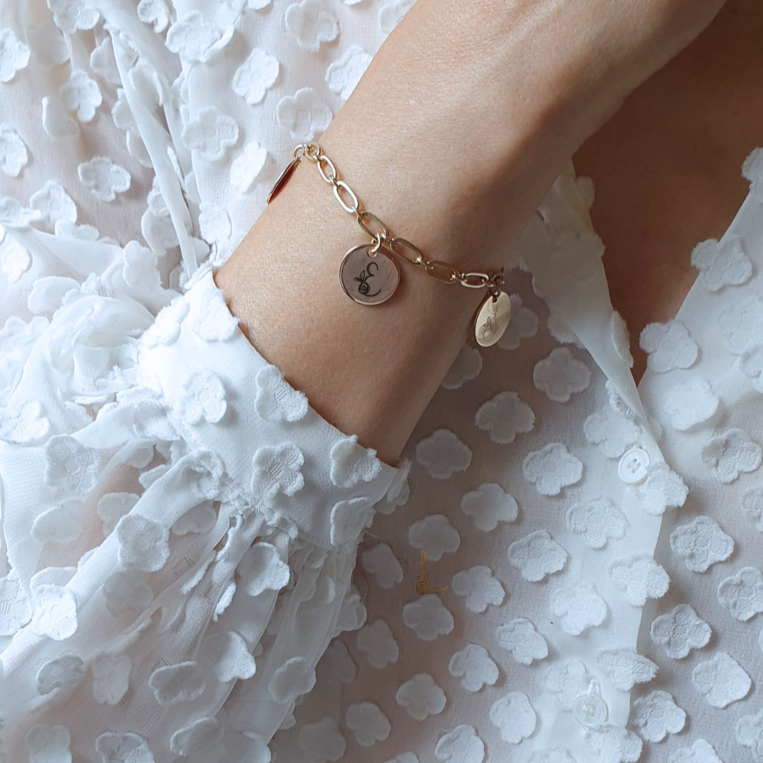 bracelet-initiale-fleurie-gravure-personnalisee-femme