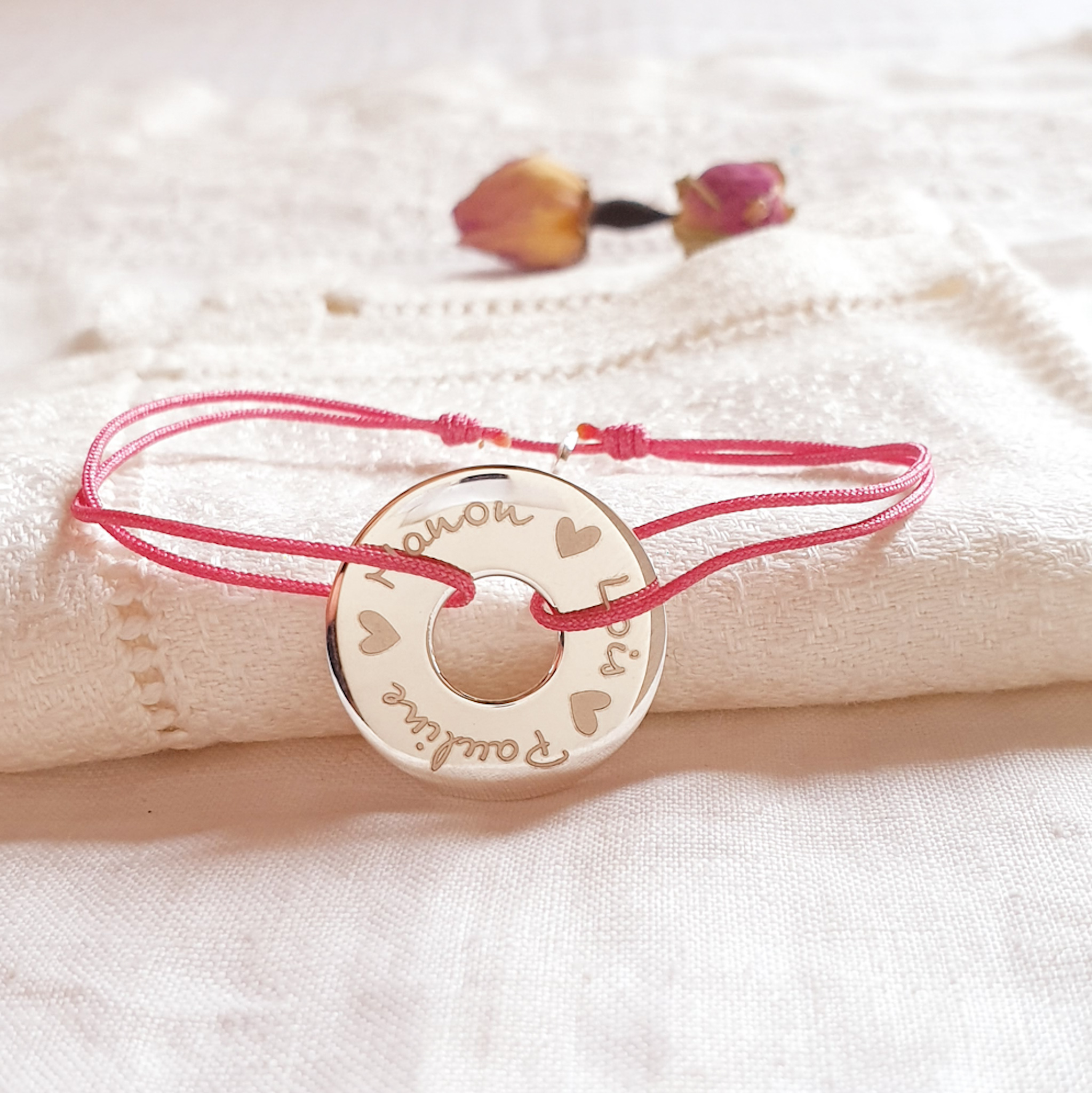 bracelet-prenoms-personnalise-cordon-cible-coeur