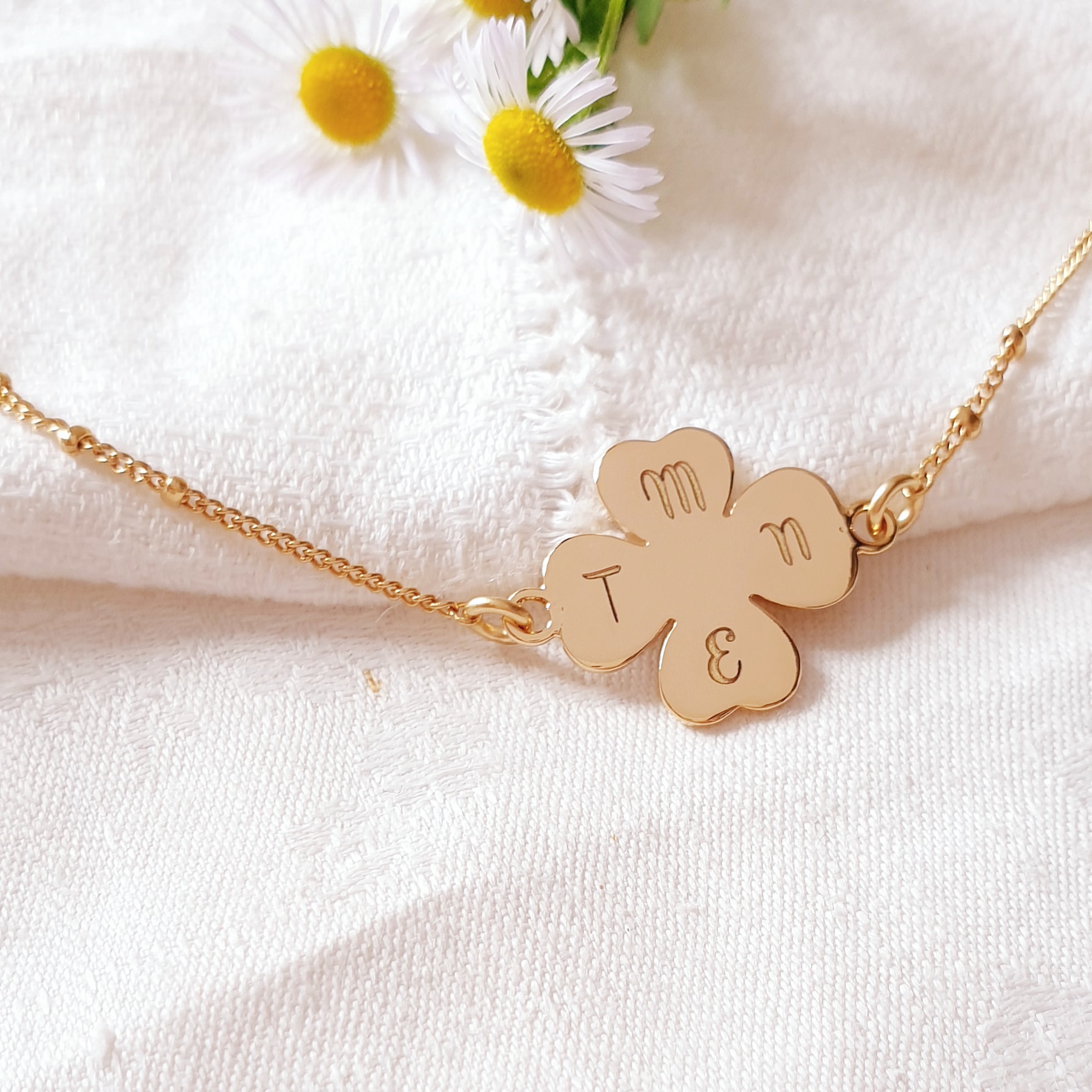 bracelet-famille-personnalise-trefle-initiales
