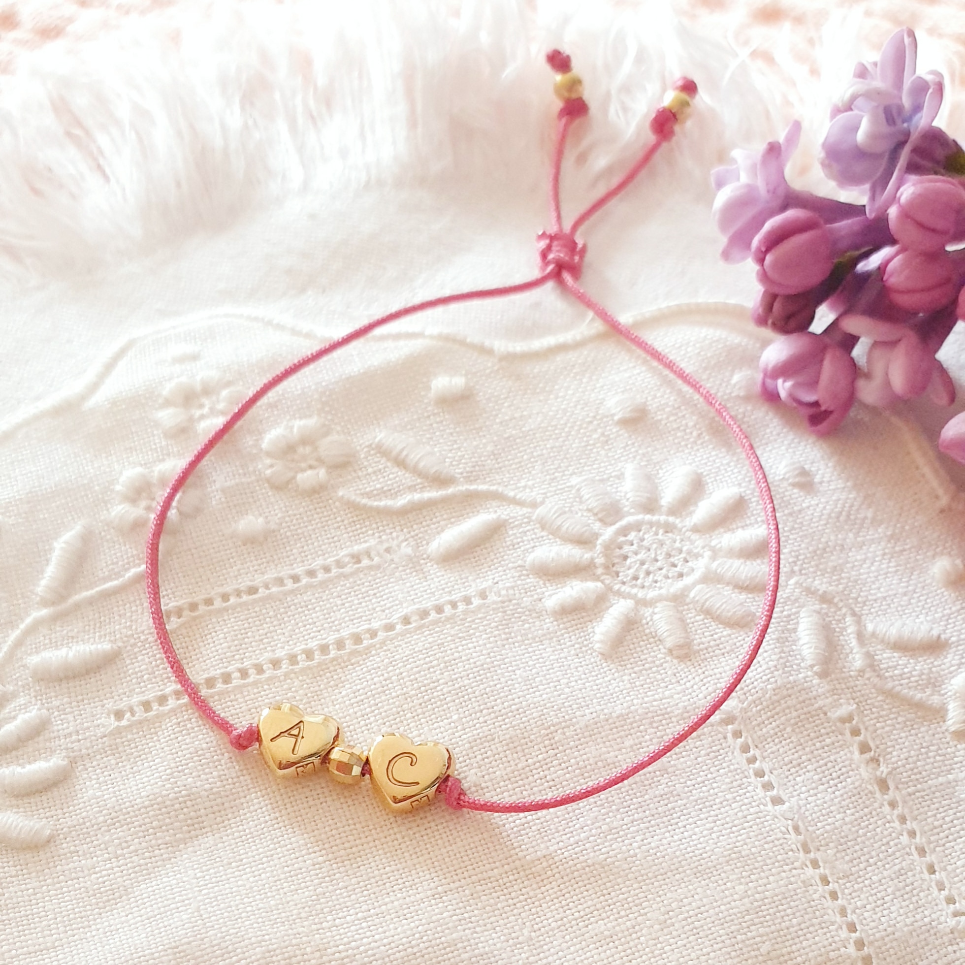bracelet-prenom-grave-sur-coeurs