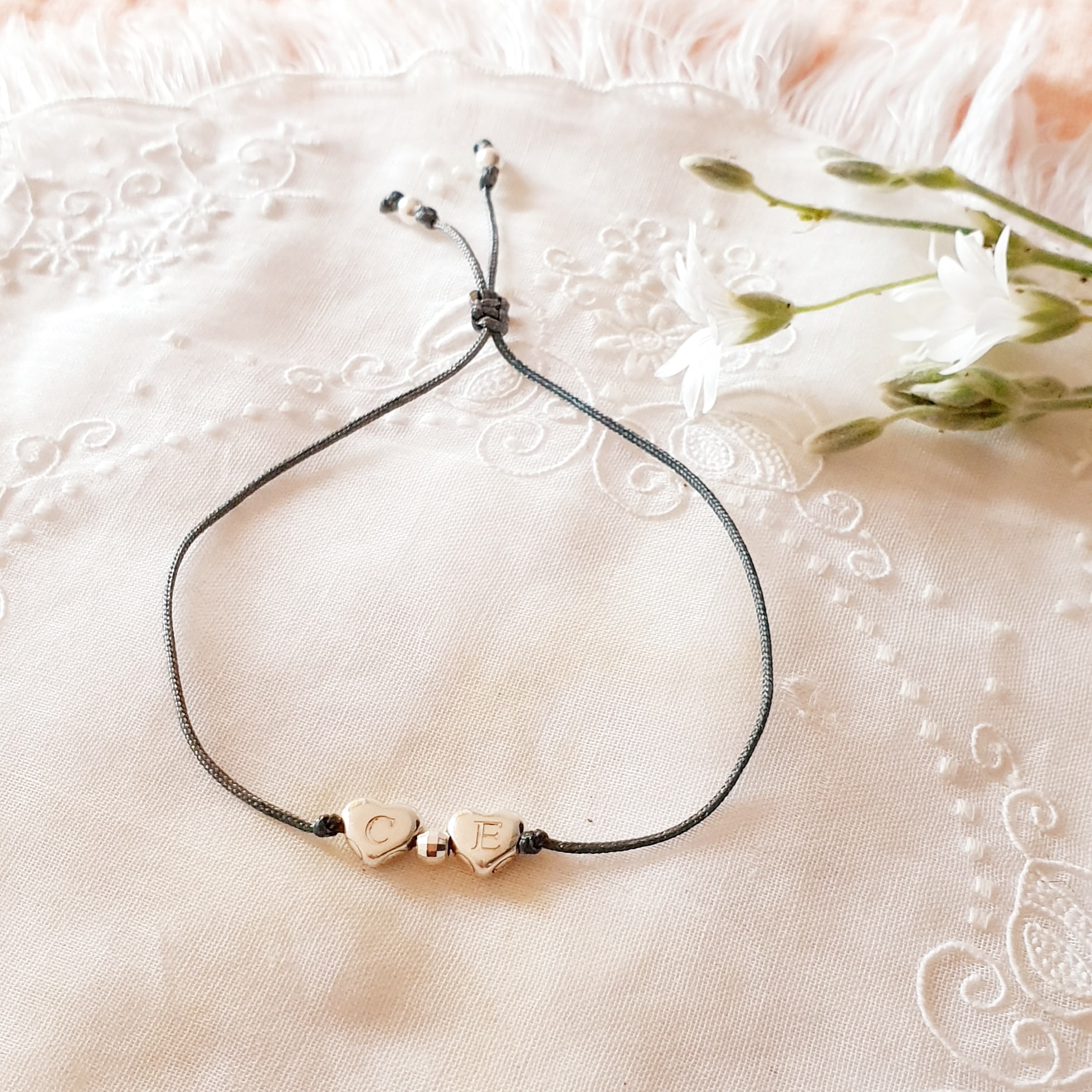 bracelet-prenom-coeurs-graves
