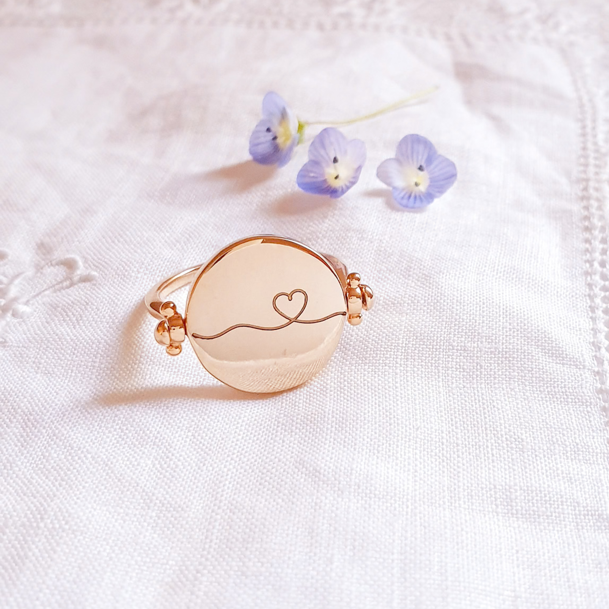 bague-personnalisee-reversible-gravure-coeur