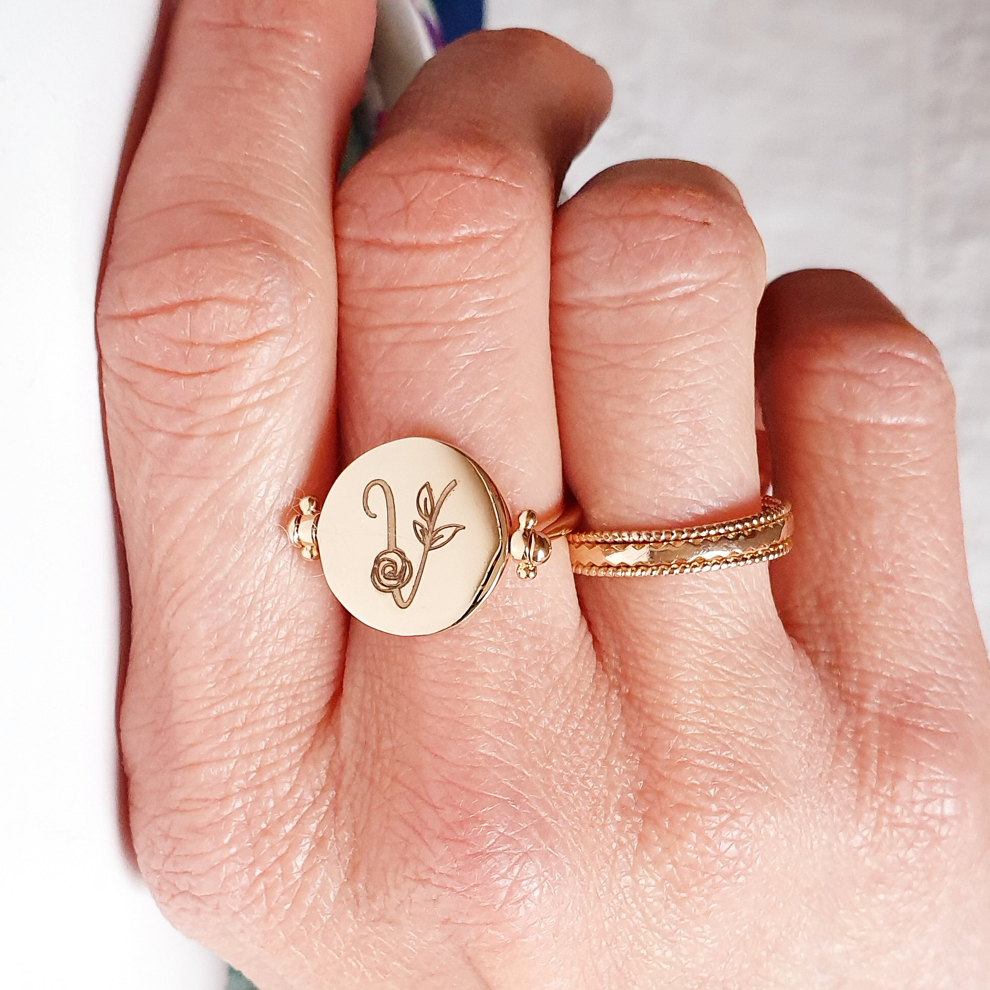 bague-personnalise-avec-initiale-lettrine-or