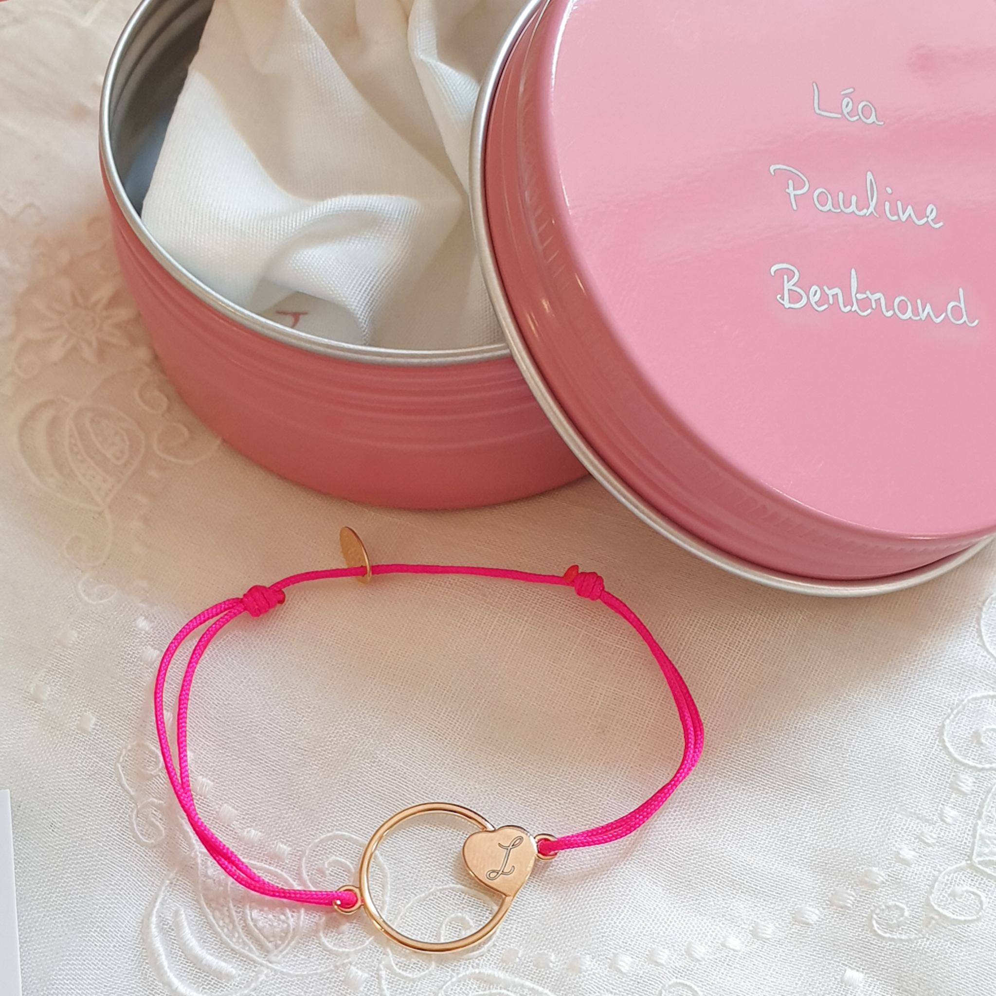 bracelet-fille-personnalise-avec-initiale-et-boite-metal