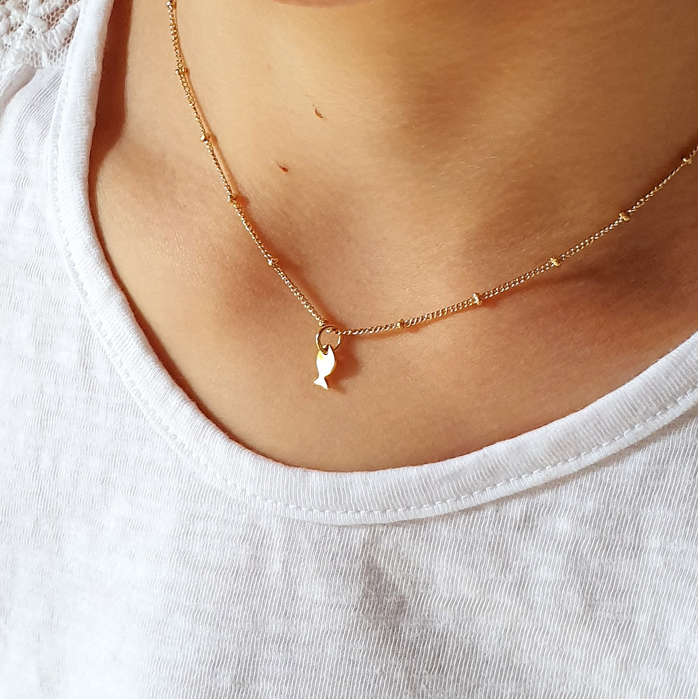 mini-charm-fille-plaque-or-collier-ras-de-cou-poisson