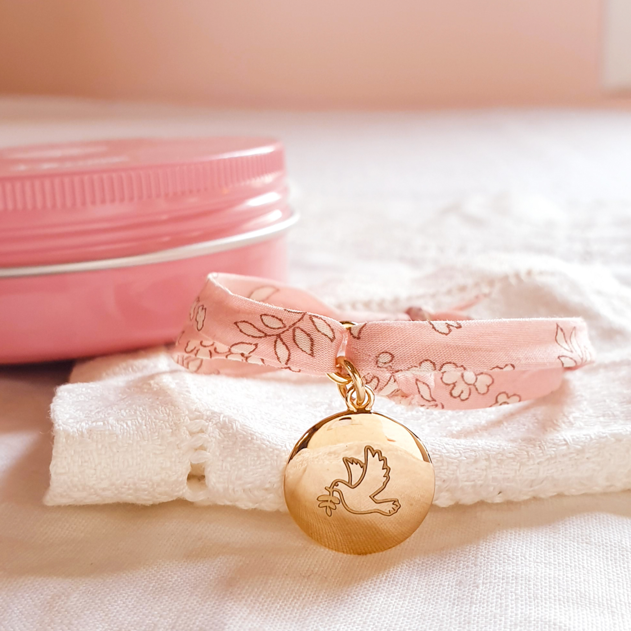 bracelet-colombe-communion-fille-charmante-liberty