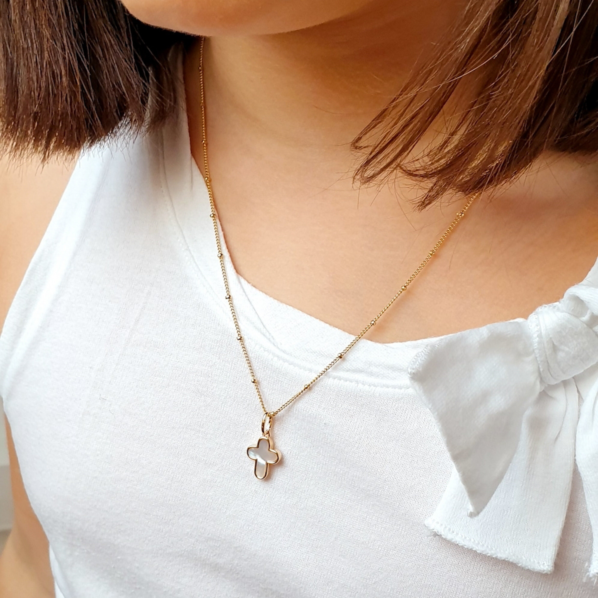 pendentif-personnalisable-nacre-et-or-cadeau-communion-fille-croix