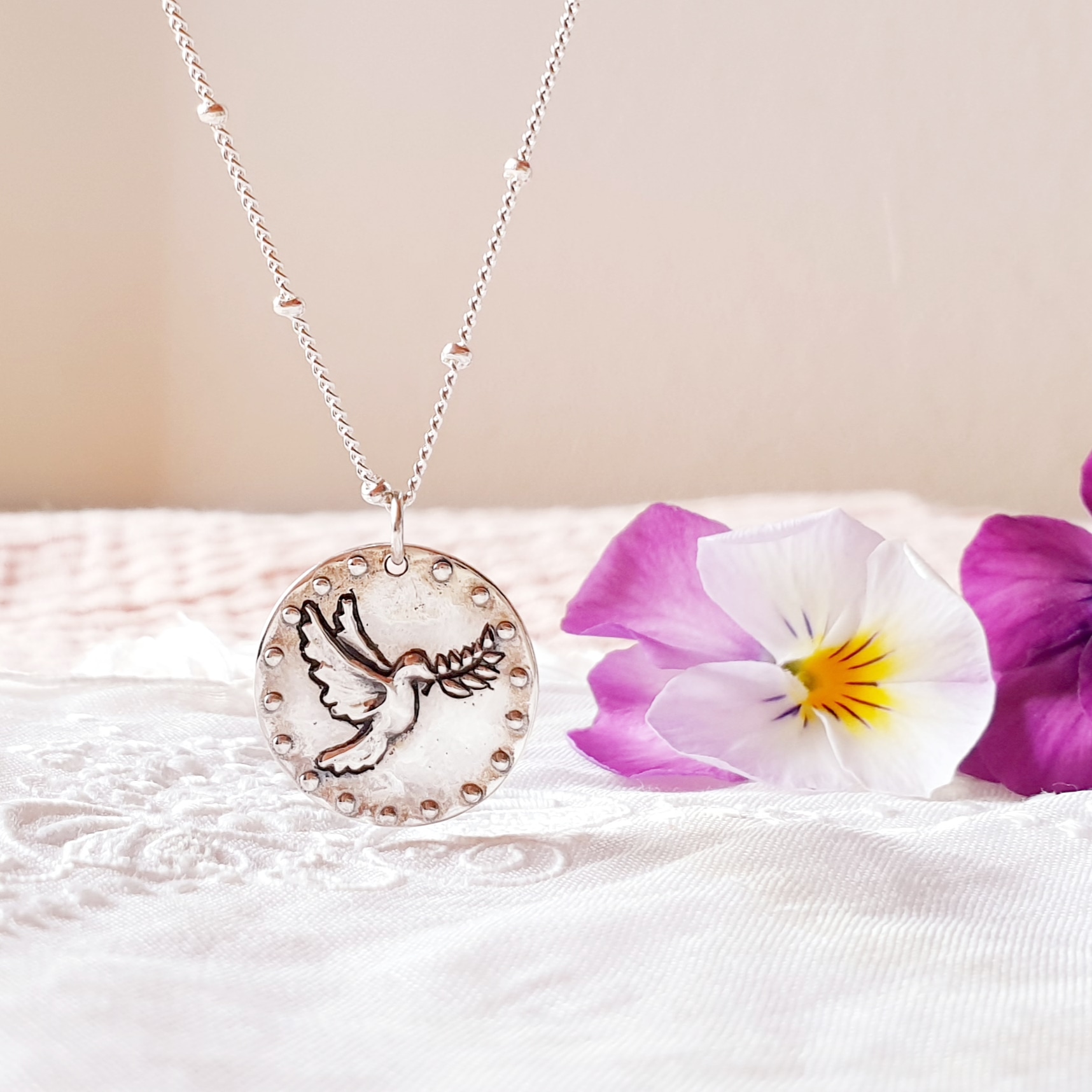 collier-argent-medaille-personnalisable-verso-colombe