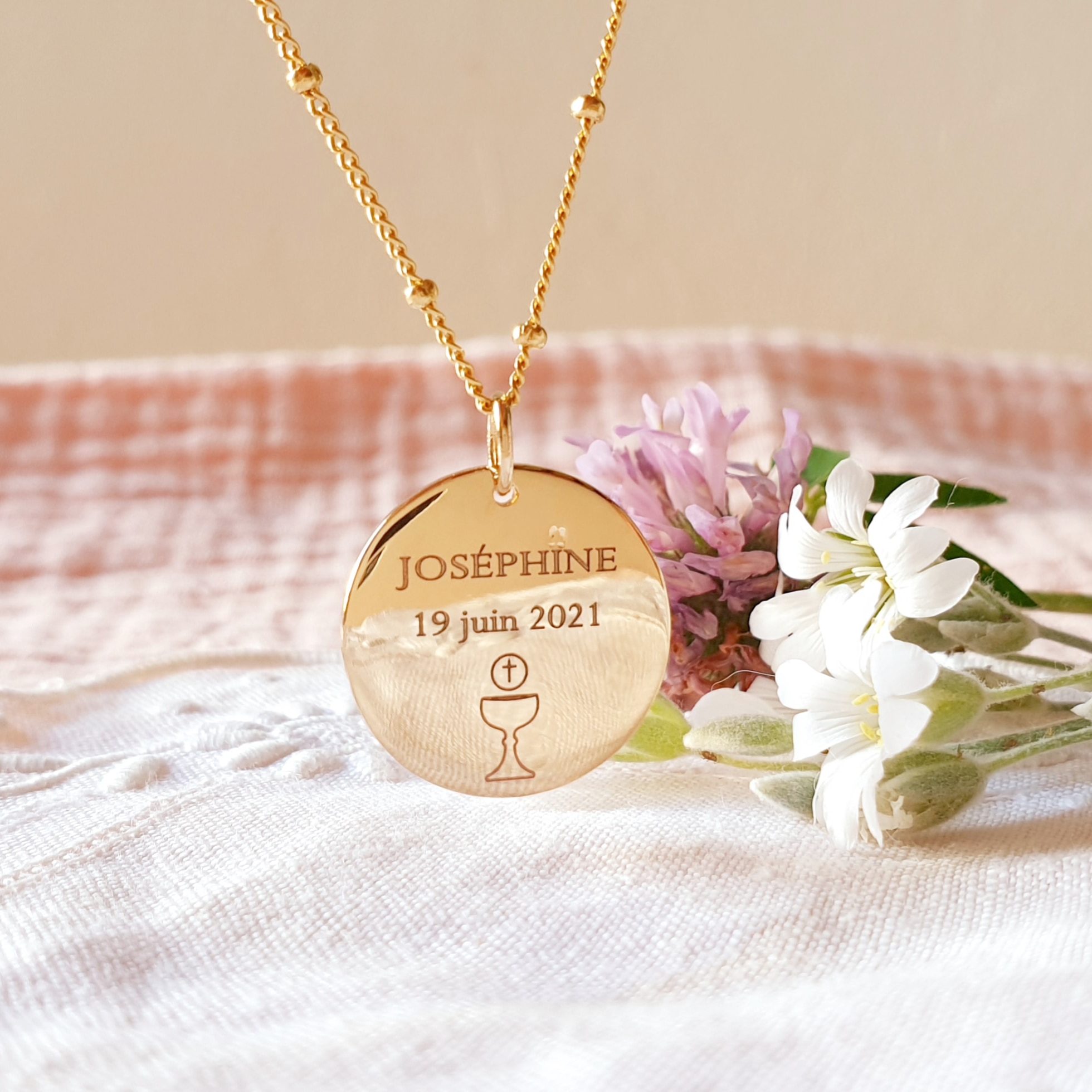 medaille-gravee-fille-bapteme-communion-religieux-colombe