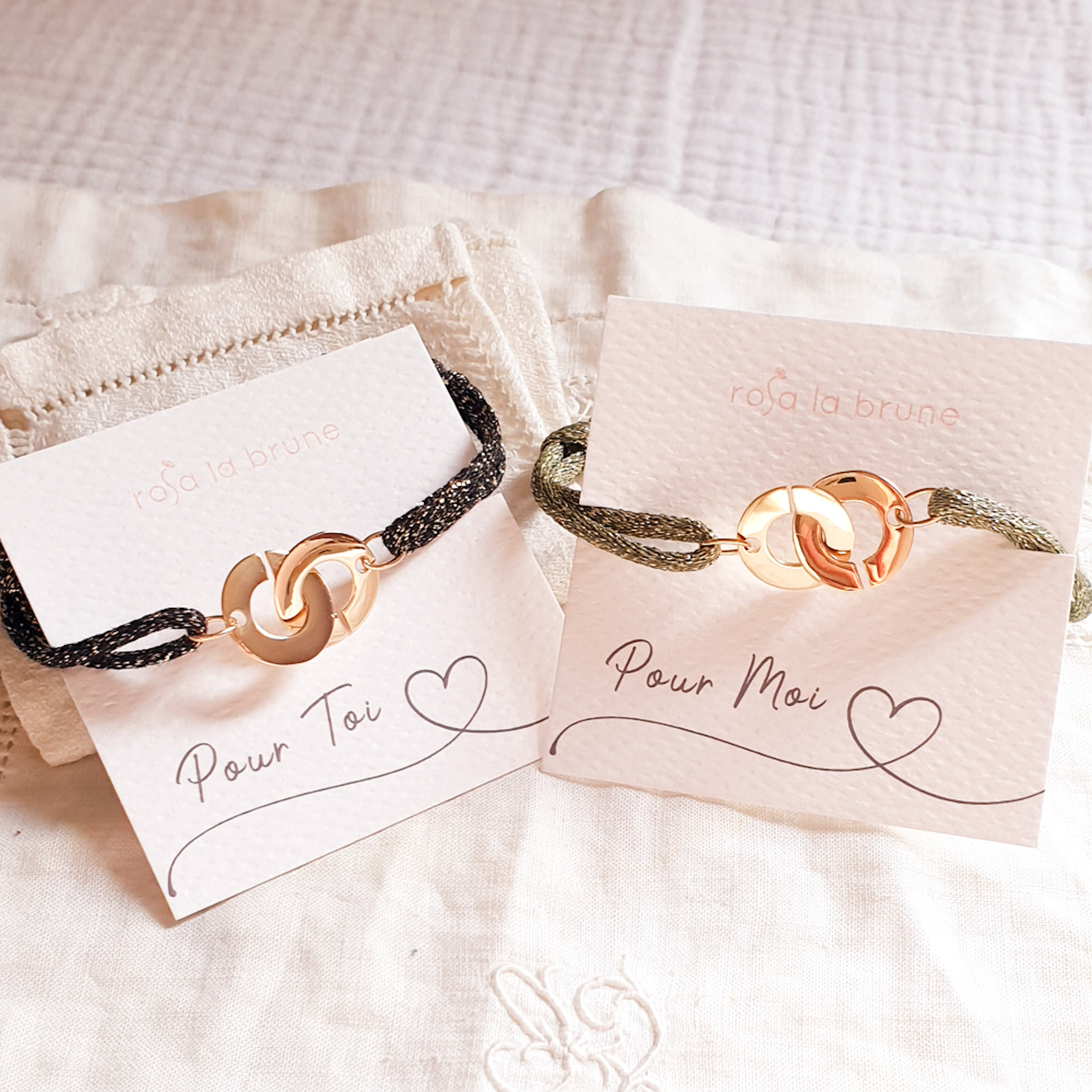 couple-bijoux-bracelets-menottes