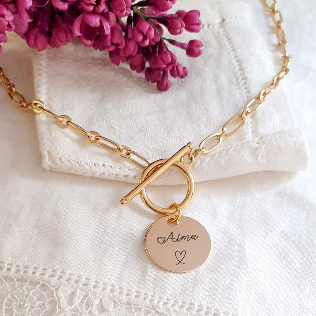 collier-personnalisable-en-plaque-or-avec-fermoir-t-et-medaille-gravee-prenom