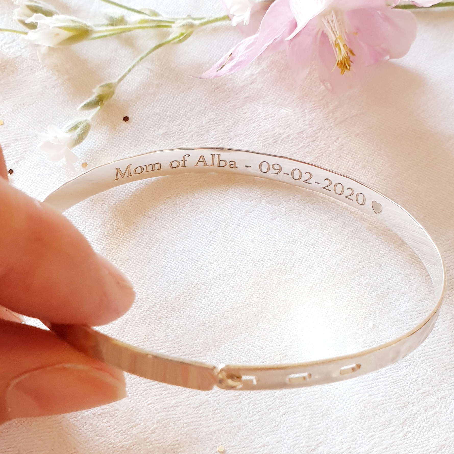 bracelet-jonc-personnalise-martele-maman
