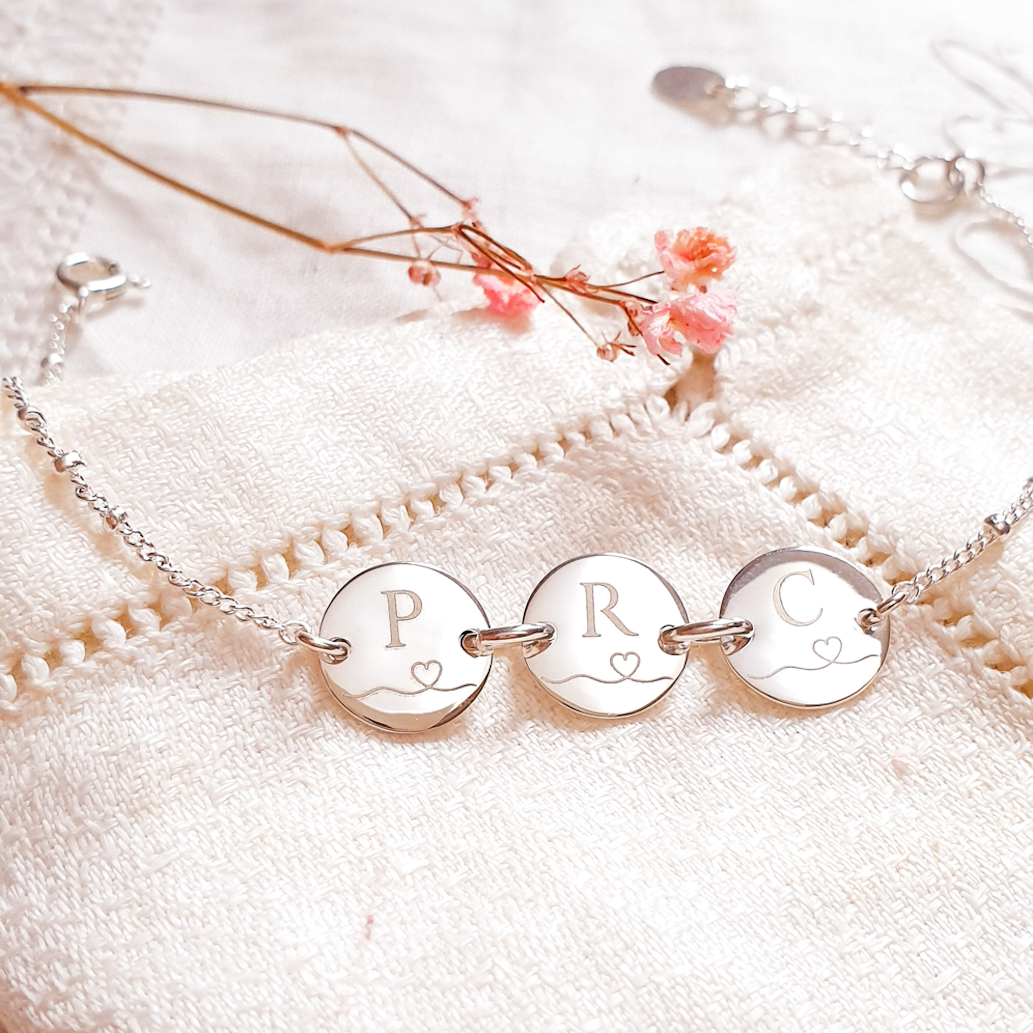 bracelet-initiales-sur-breloques