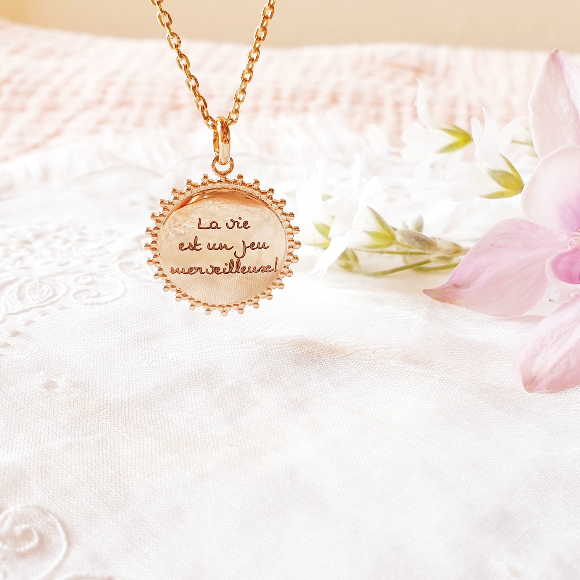 pendentif-personnalise-message-la-vie-est-un-jeu-merveilleux