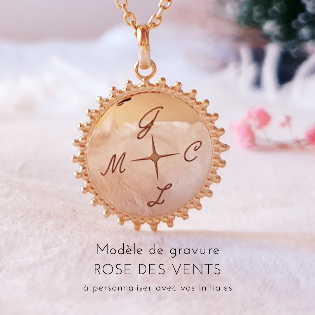 collier-avec-initiales-sur-rose-des-vents