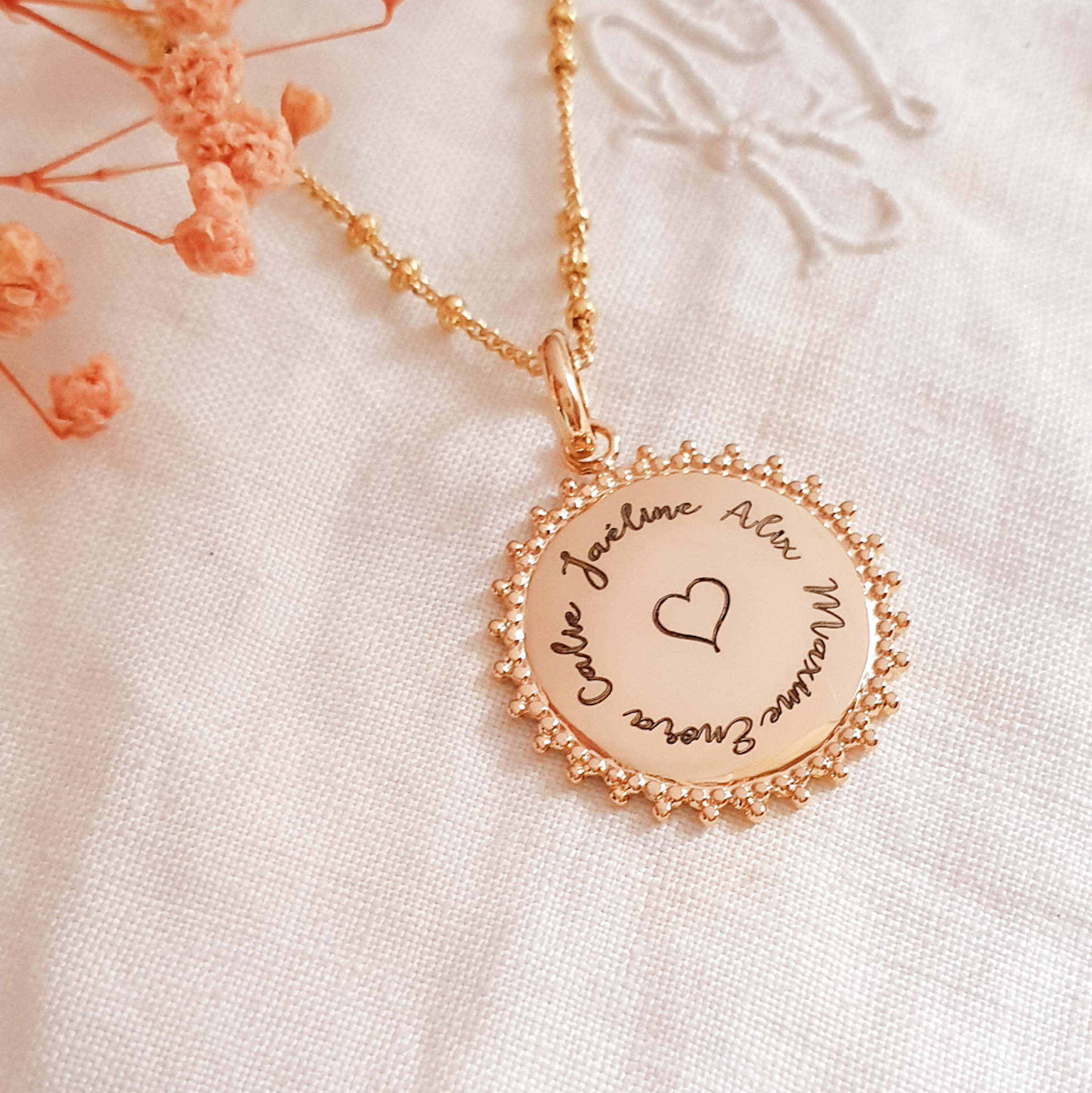 collier-avec-prenoms-gravure-arrondi