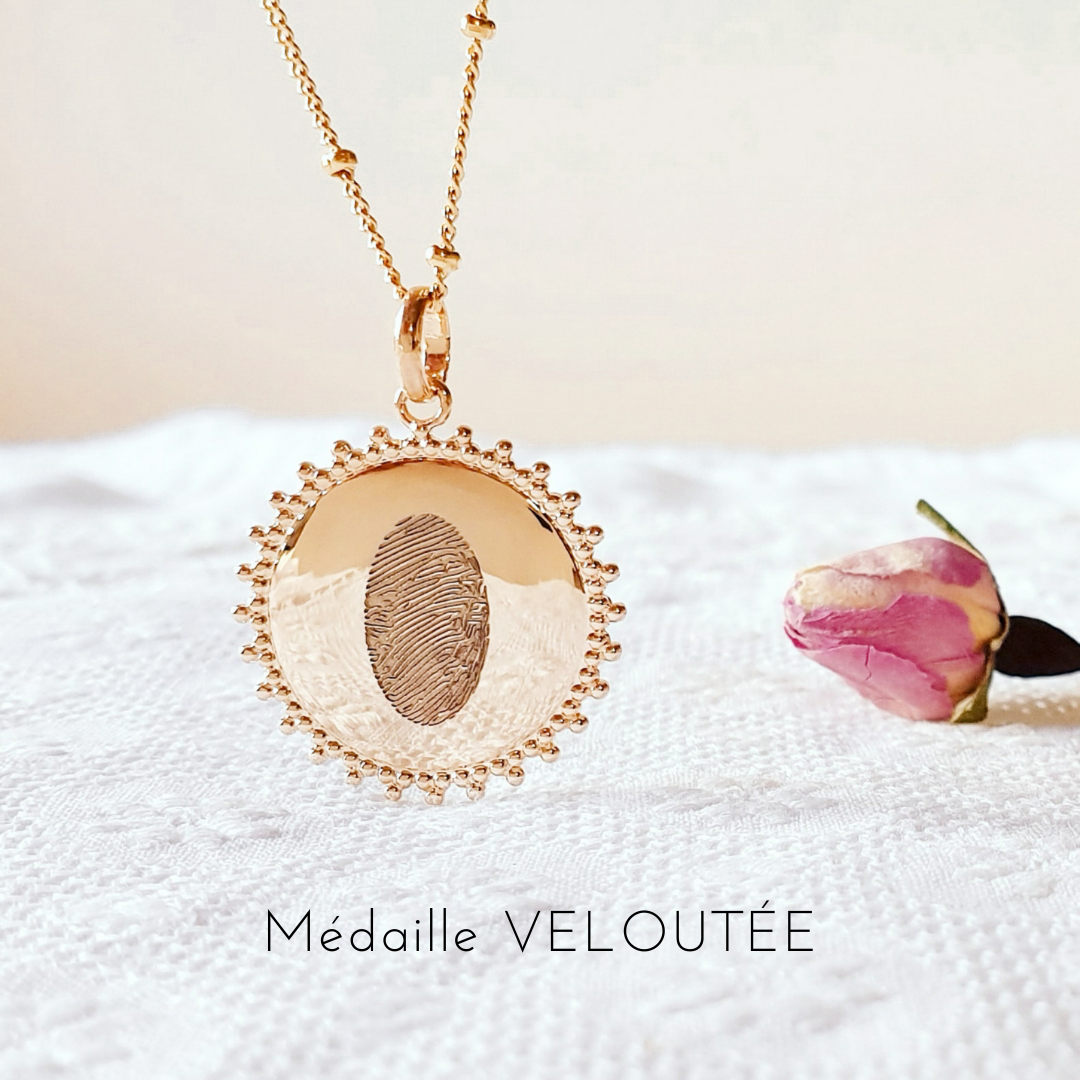 bijou-femme-avec-empreinte-gravee