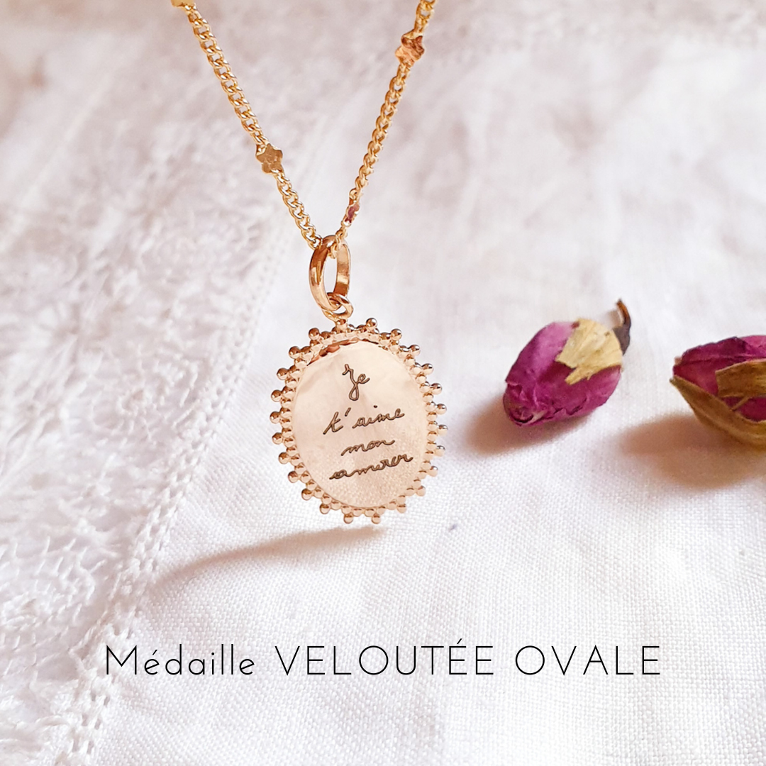 collier-personnalise-femme-gravure-ecriture