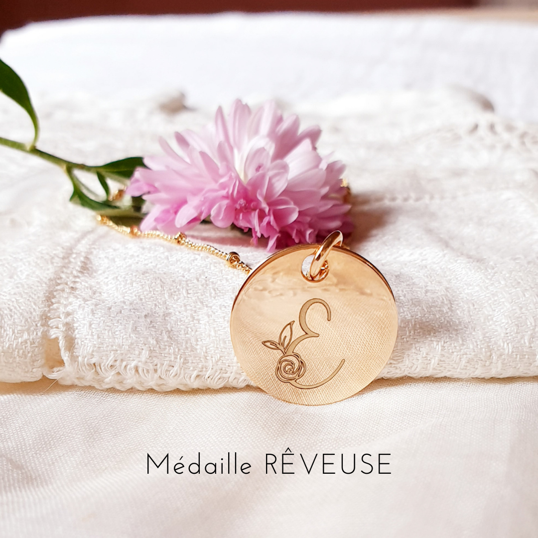 pendentif-grave-lettre-fleur