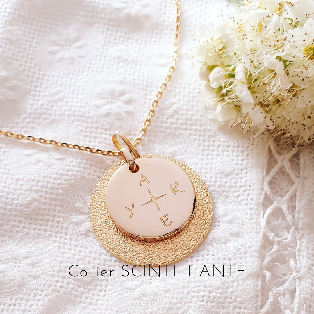 bijou-femme-avec-initiales-rose-des-vents