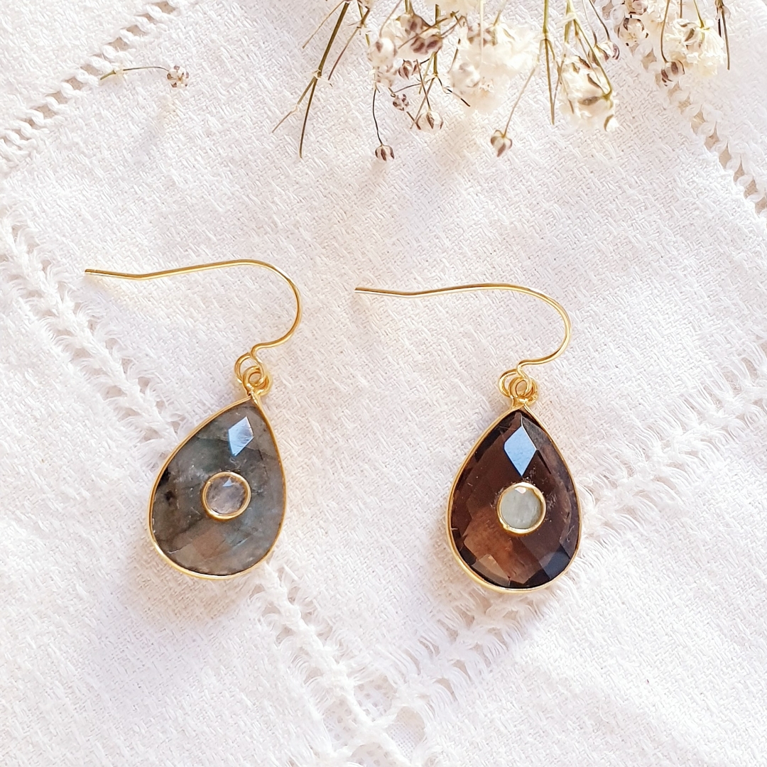 INTRIGANTES boucles d\'oreilles gouttes foncées en pierre fine labradorite ou quartz fumé