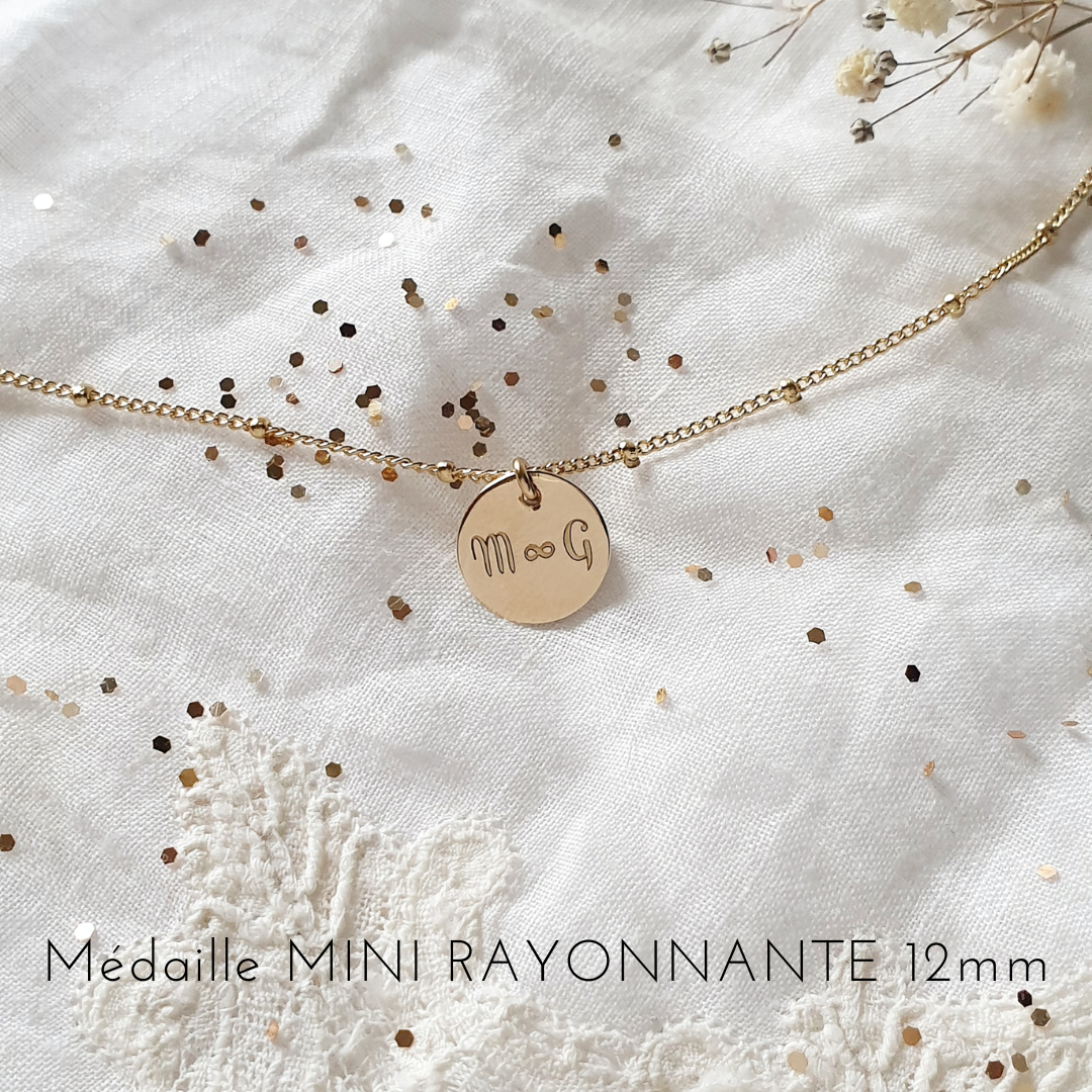 collier medaille initiales infini