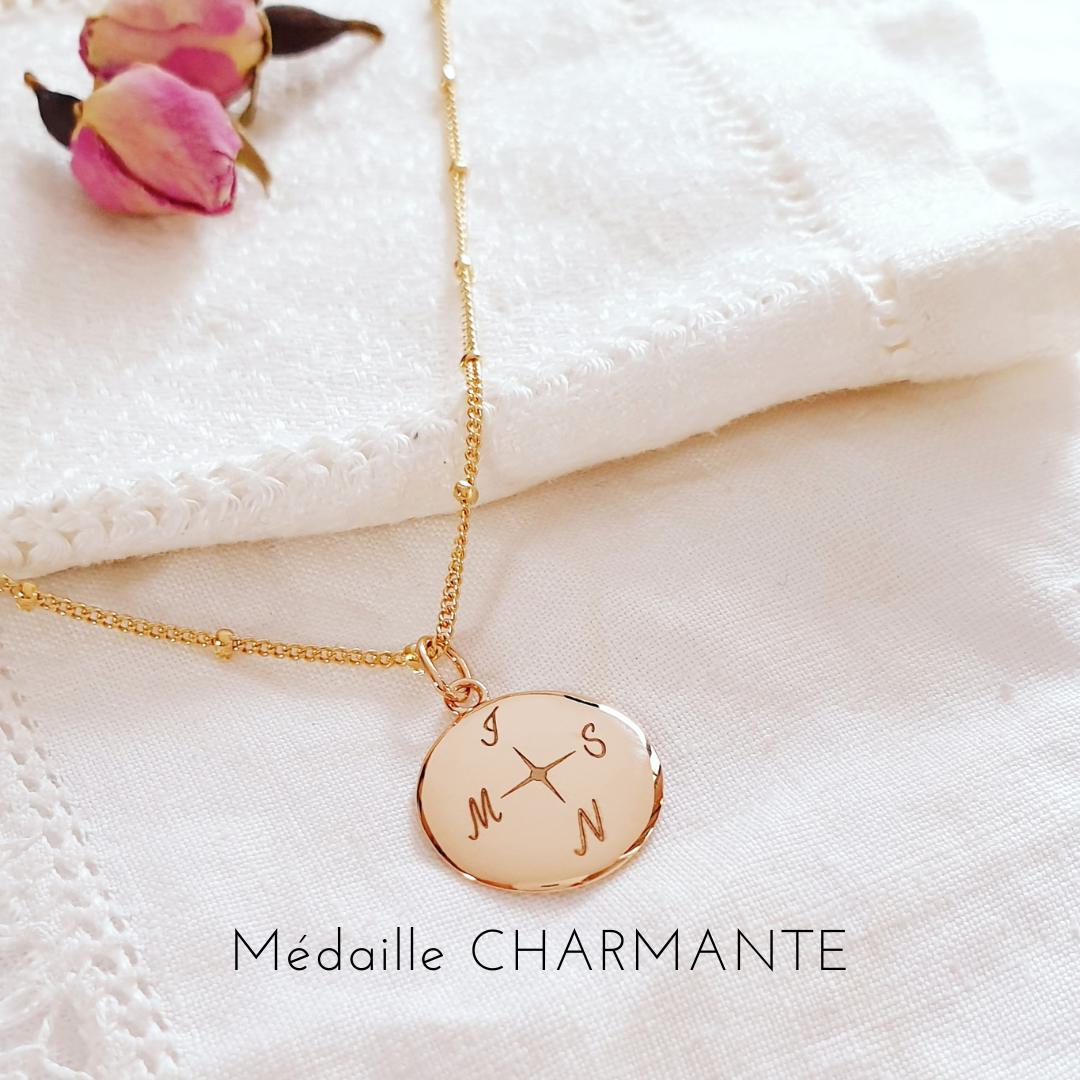 collier medaille rose des vents initiales personnalisees