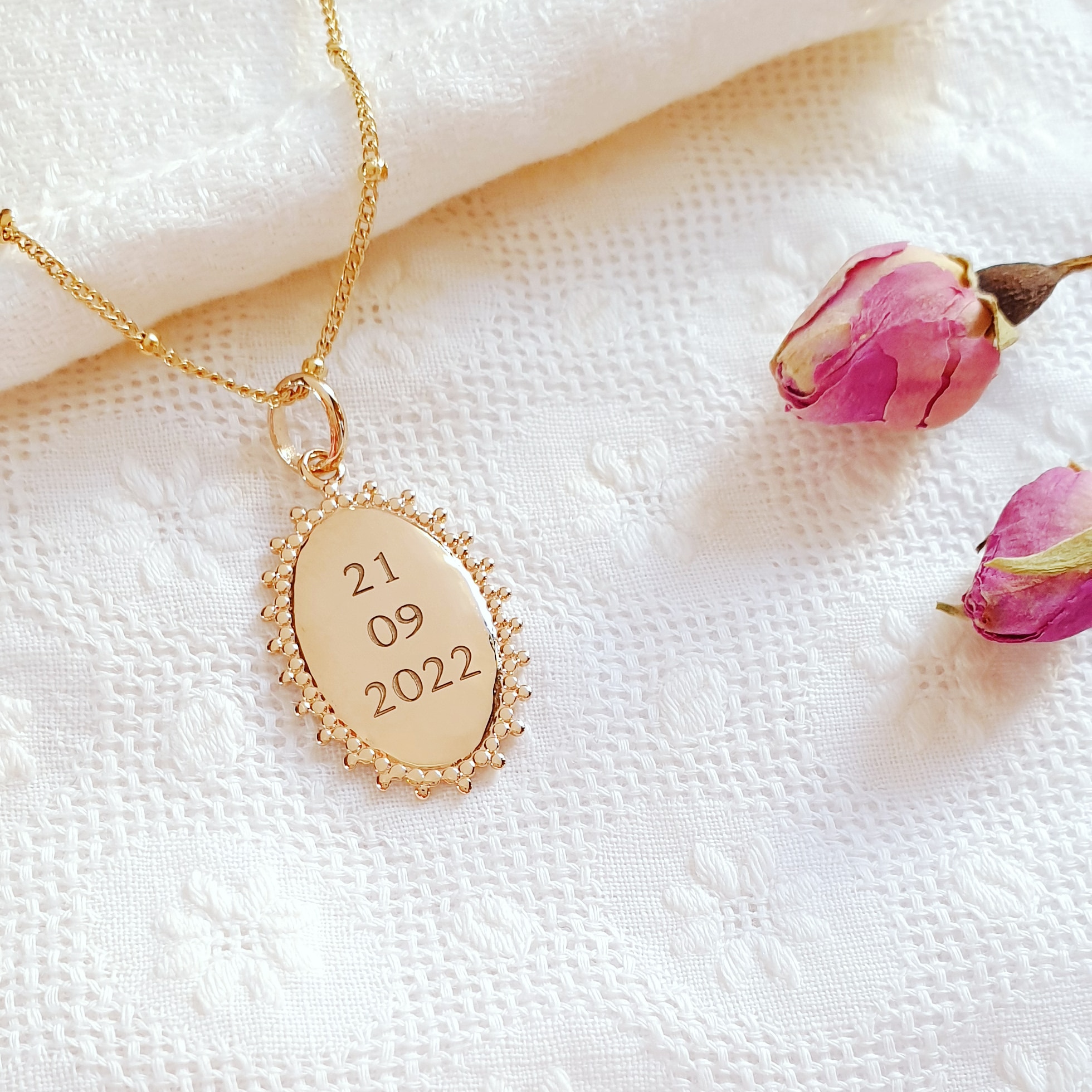 bijou naissance avec date sur medaille ovale