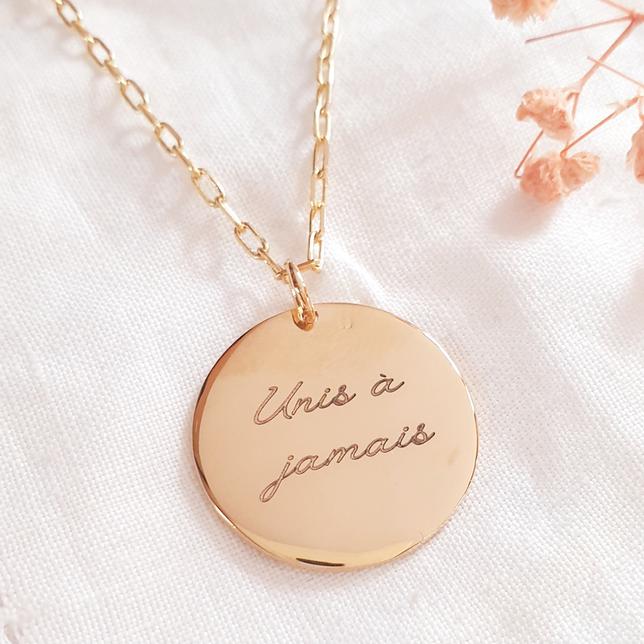 collier grave femme amoureuse rayonnante
