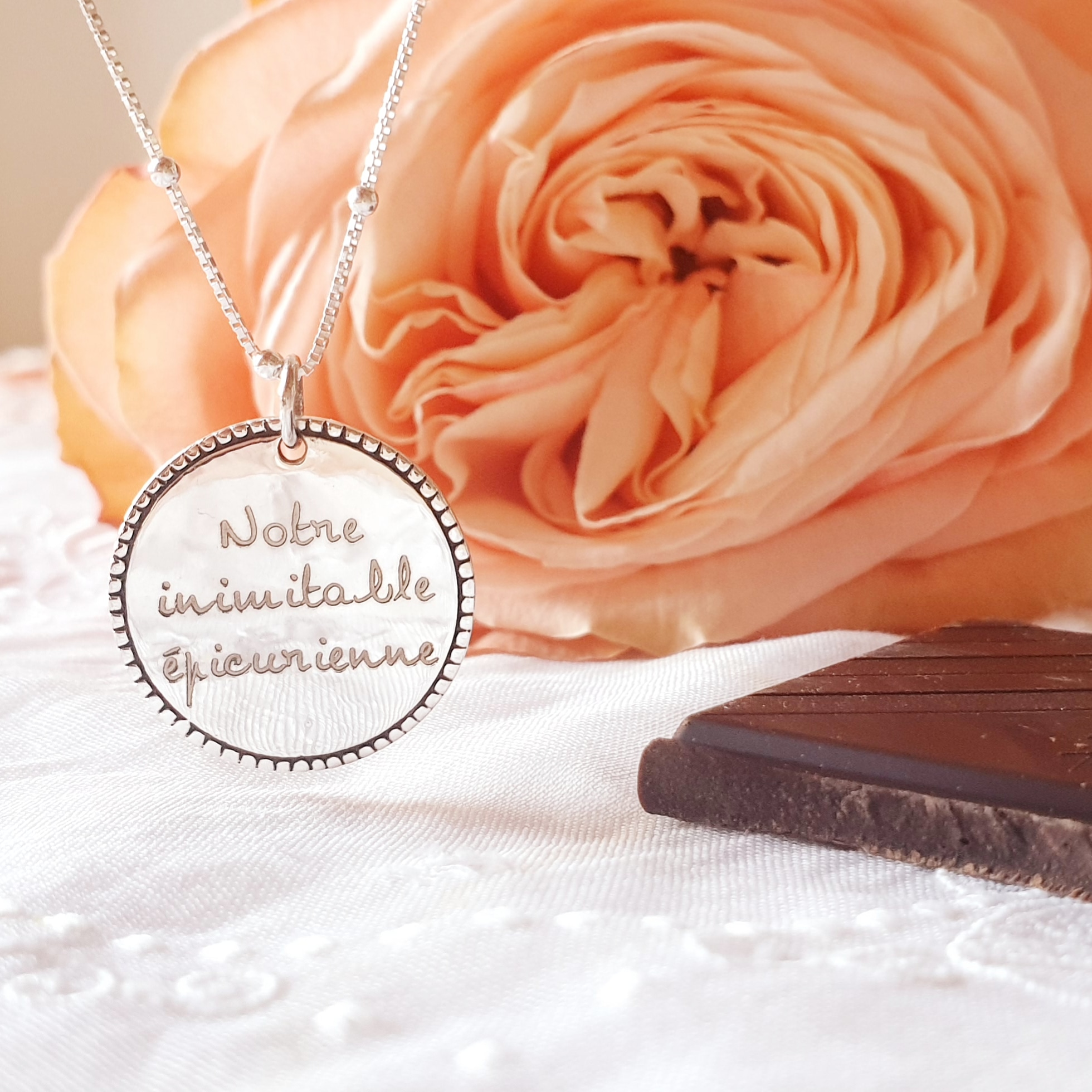 Idées cadeau de bijou personnalisé pour une grand-mère