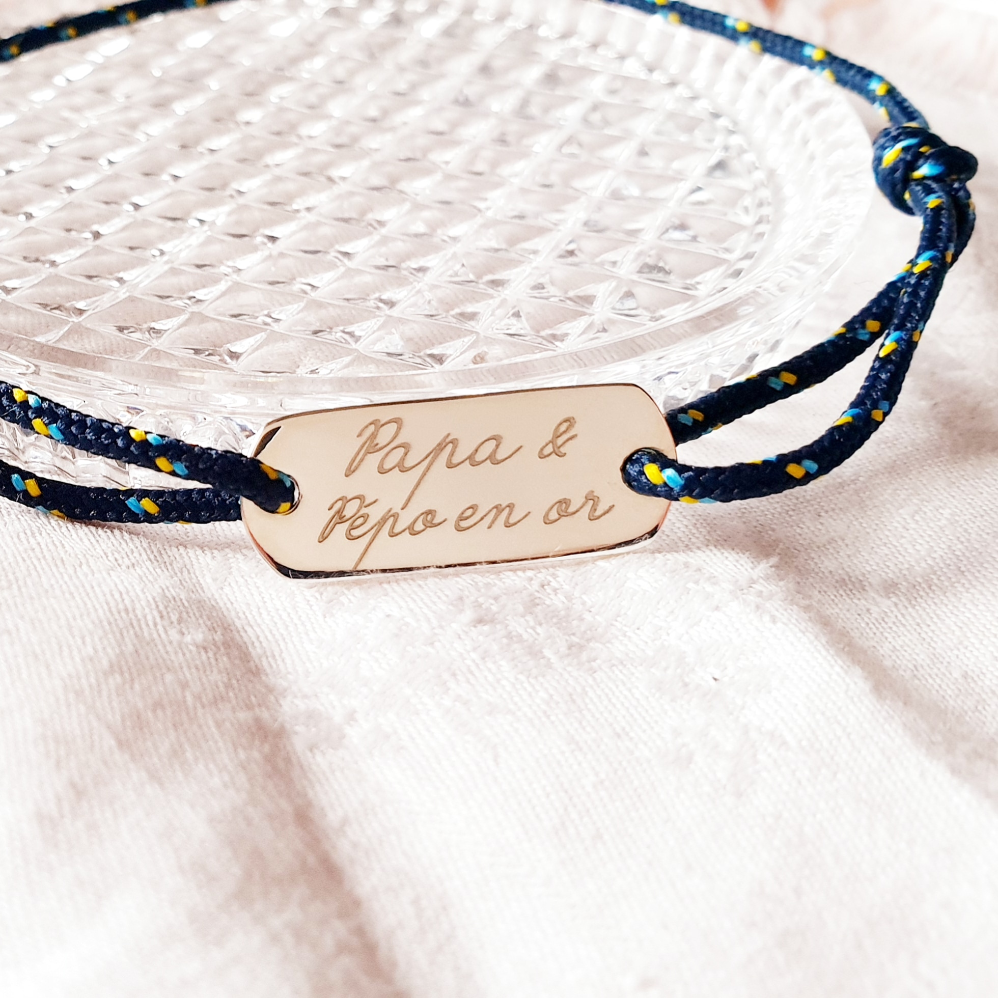 une idee de cadeau personnalise pour un grand-pere : bracelet cordon