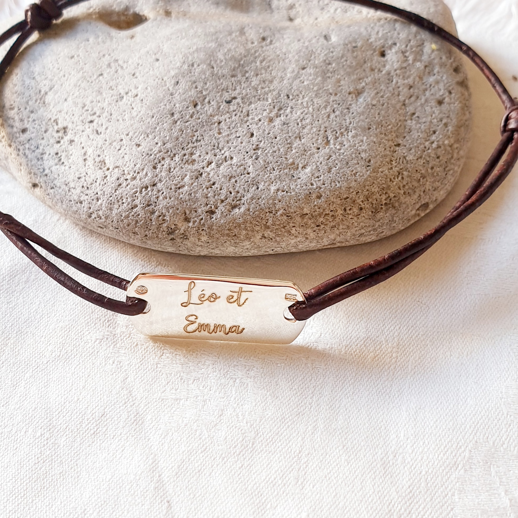 offrir un cadeau personnalise pour un grand grand-pere avec ce bracelet cordon cuir et prenoms graves