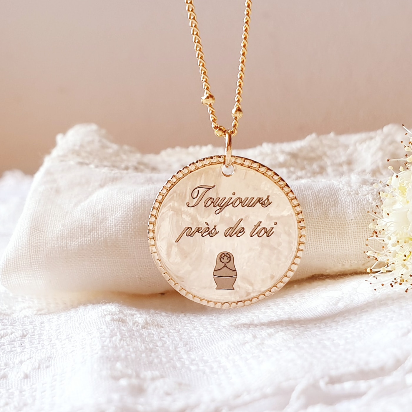 collier message egerie dessin matriochka