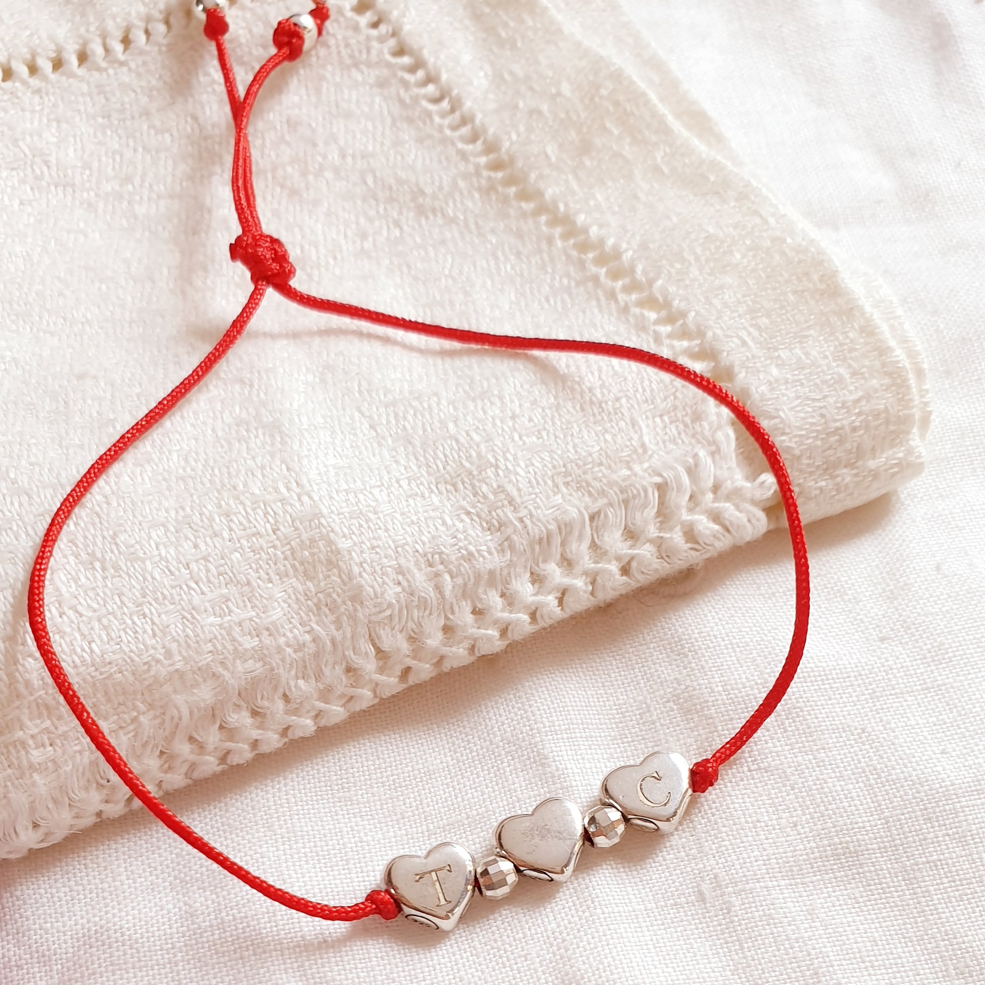 bracelet cordon petits coeurs initiales