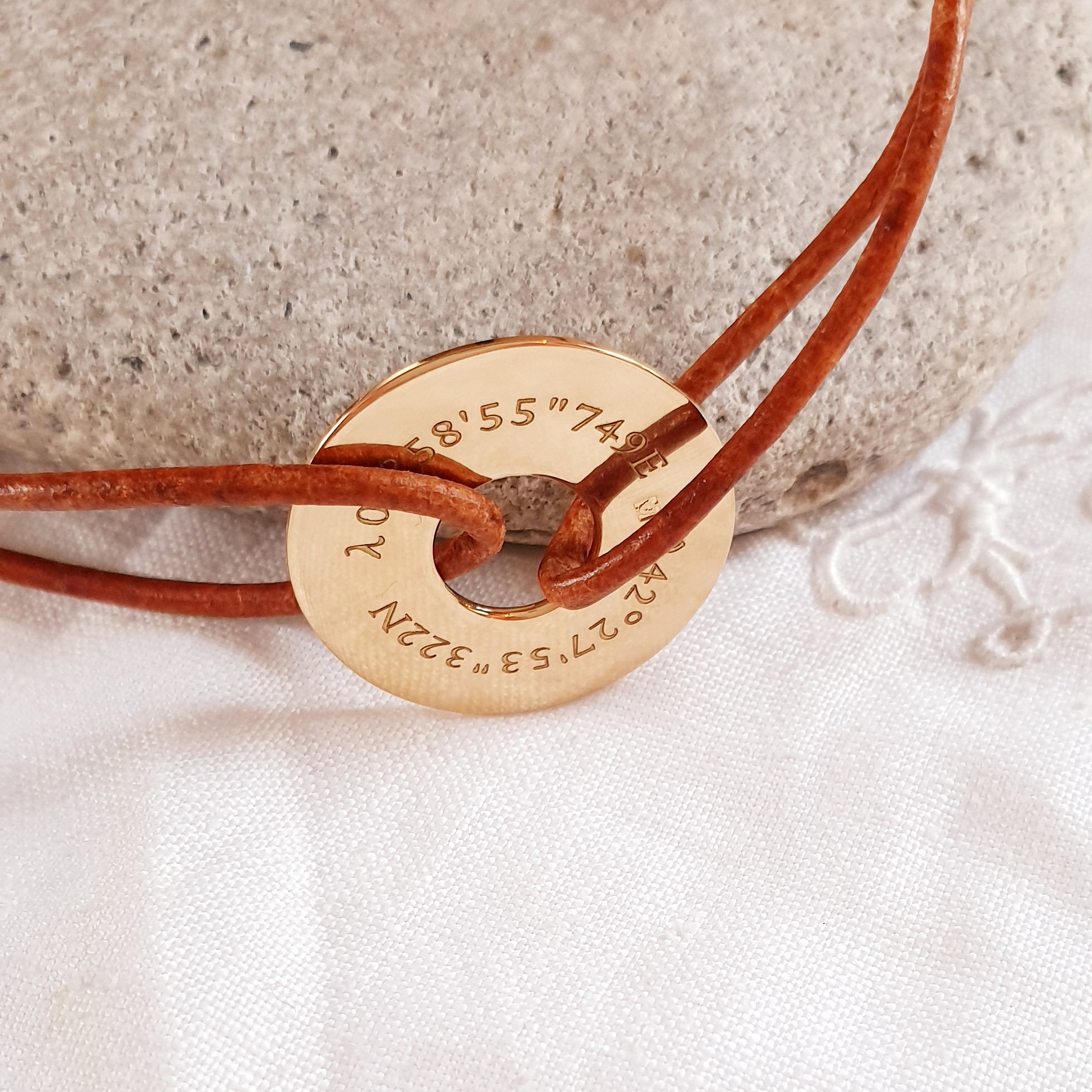 Idee cadeau Bracelet homme personnalise plaque or cordon cuir coordonnees gps