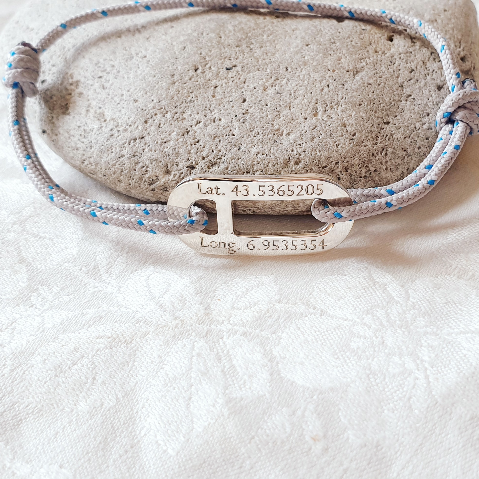 idee cadeau lieu de rencontre grave sur bracelet homme