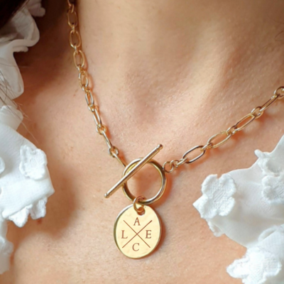 collier a grosses mailles avec fermoir T et medailles initiales croisees