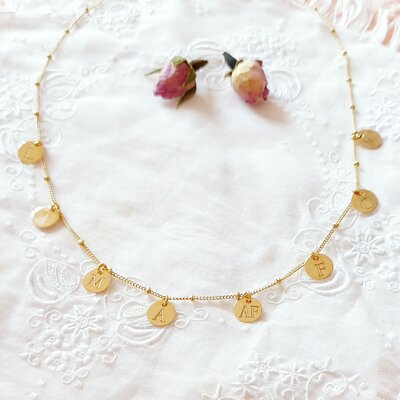 collier-personnalise-femme-medailles-initiales-famille