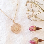 collier fille religieux sereine