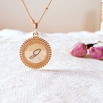 collier medaille gravee initiale