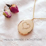 collier medaillon grave coeur fleuri