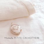 medaillon argent gravure coeur feuille