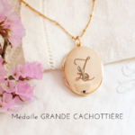 medaille lettrine avec fleurs